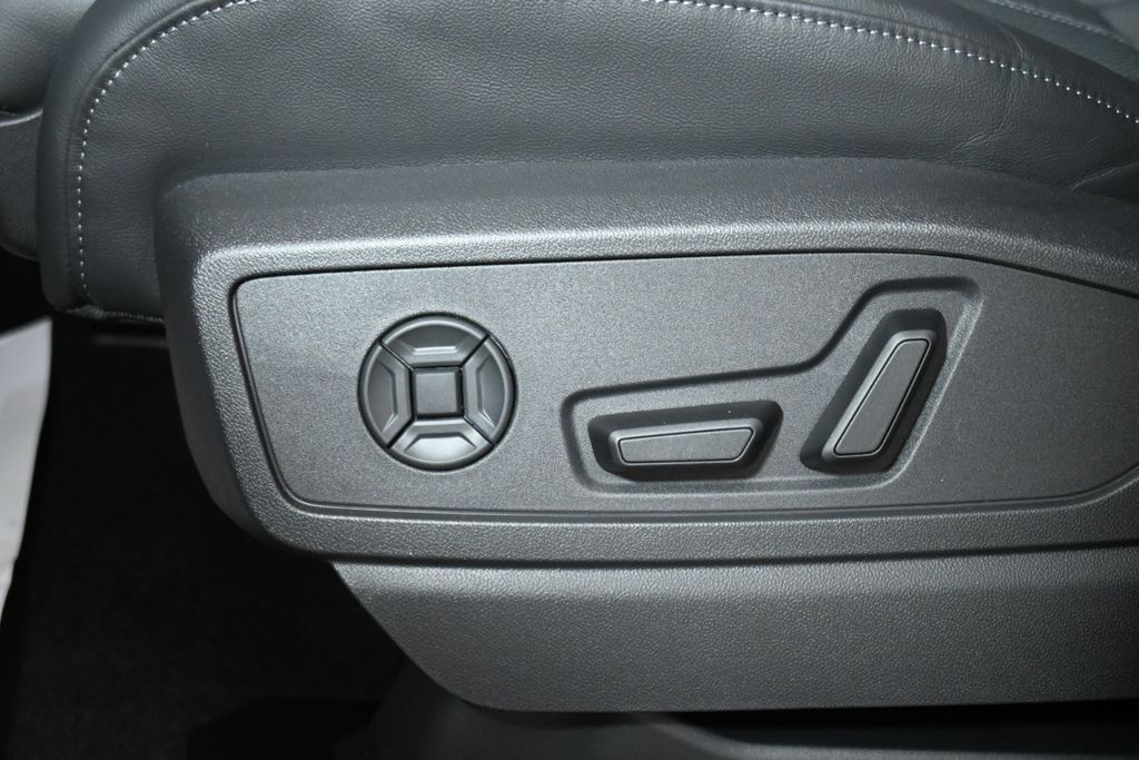 Thumbnail: 2025 Audi Q5 - 25