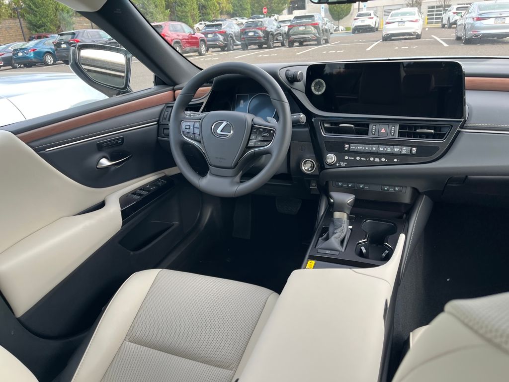 2025 Lexus ES 350 photo 9