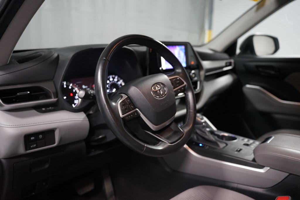 Thumbnail: 2023 Toyota Highlander - 6