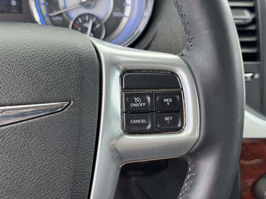 2013 Chrysler 300 Base - Photo 23