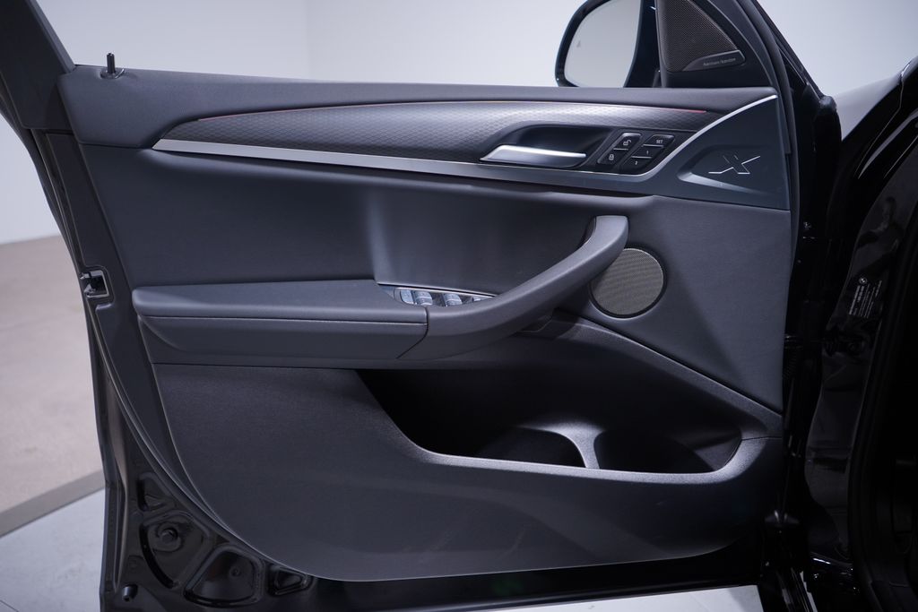 Thumbnail: 2025 BMW X4 - 10