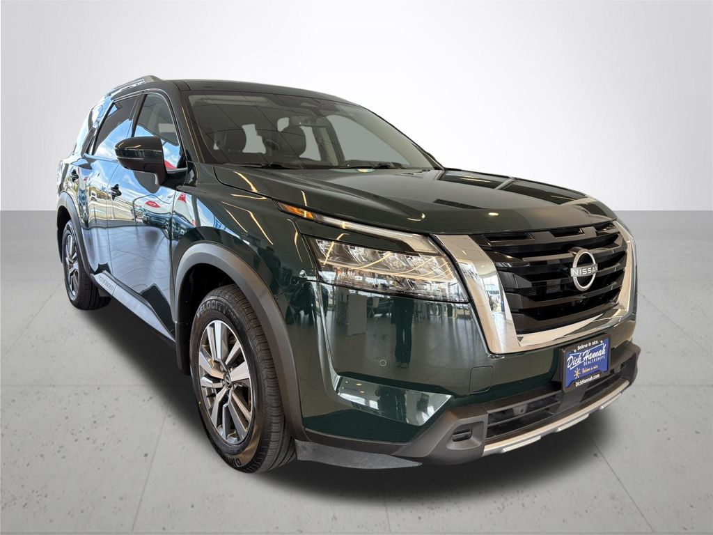 2024 Nissan Pathfinder SL
