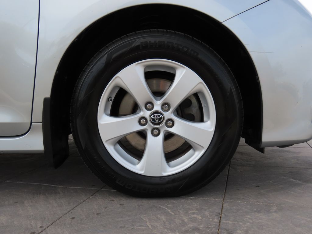 2020 Toyota Sienna LE 32