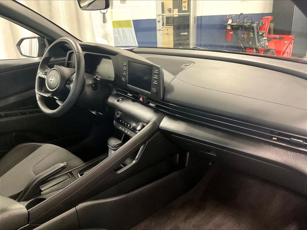 2025 Hyundai Elantra — photo 14