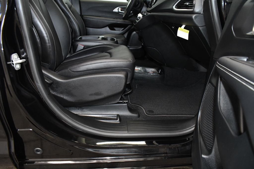 Used 2026 Black Chrysler Select image 24