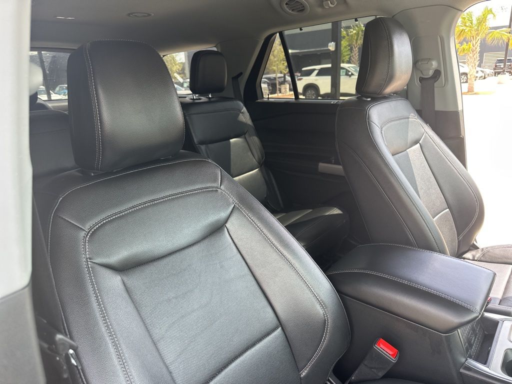 2023 Iconic Silver Metallic Ford Explorer Limited RWD SUV