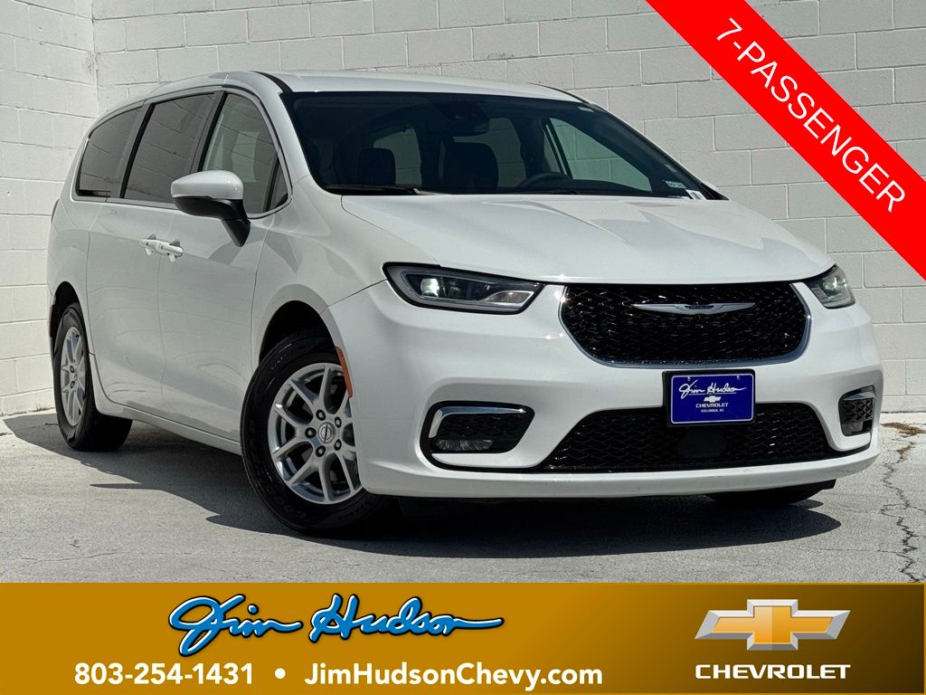 2023 Chrysler Pacifica Touring L's photo