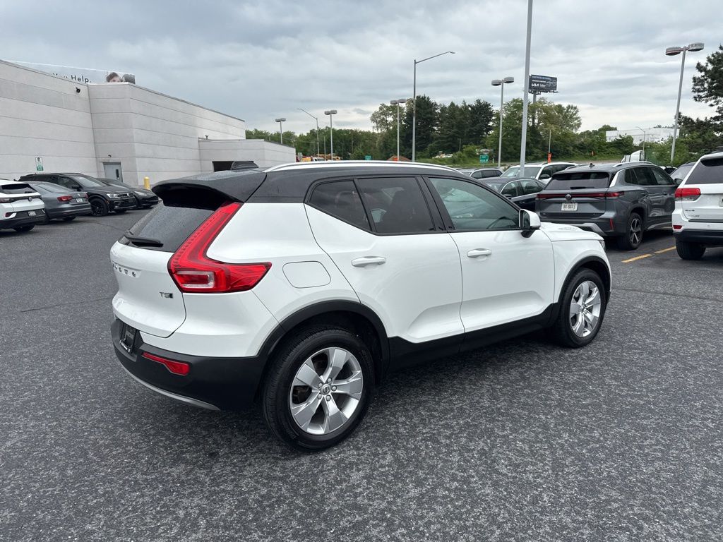 2020 Volvo XC40 Momentum White at Sutliff Volkswagen