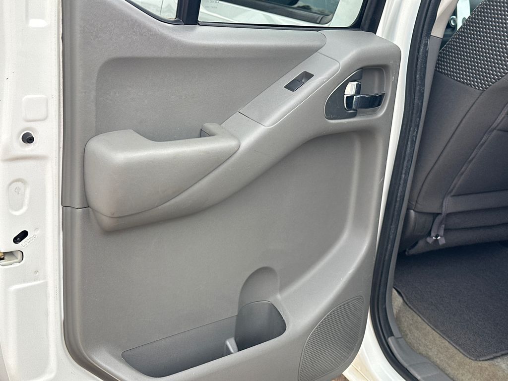 Used 2015 White Nissan Desert Runner image 21