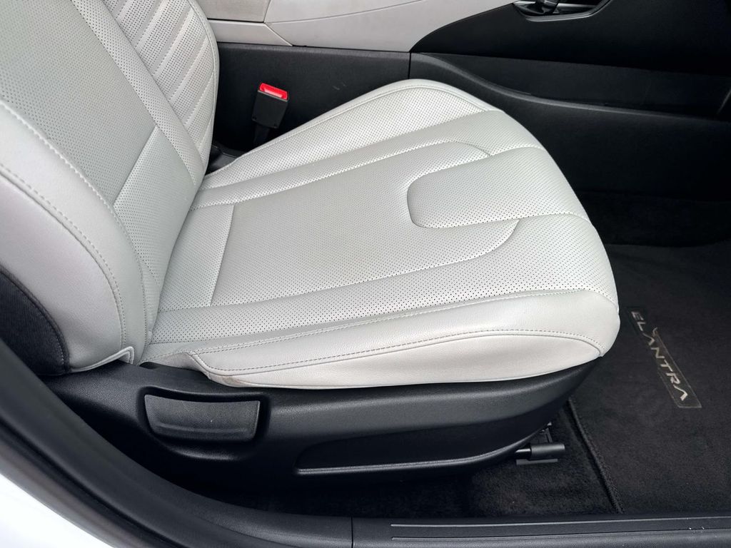 2025 Hyundai Elantra Limited - 10
