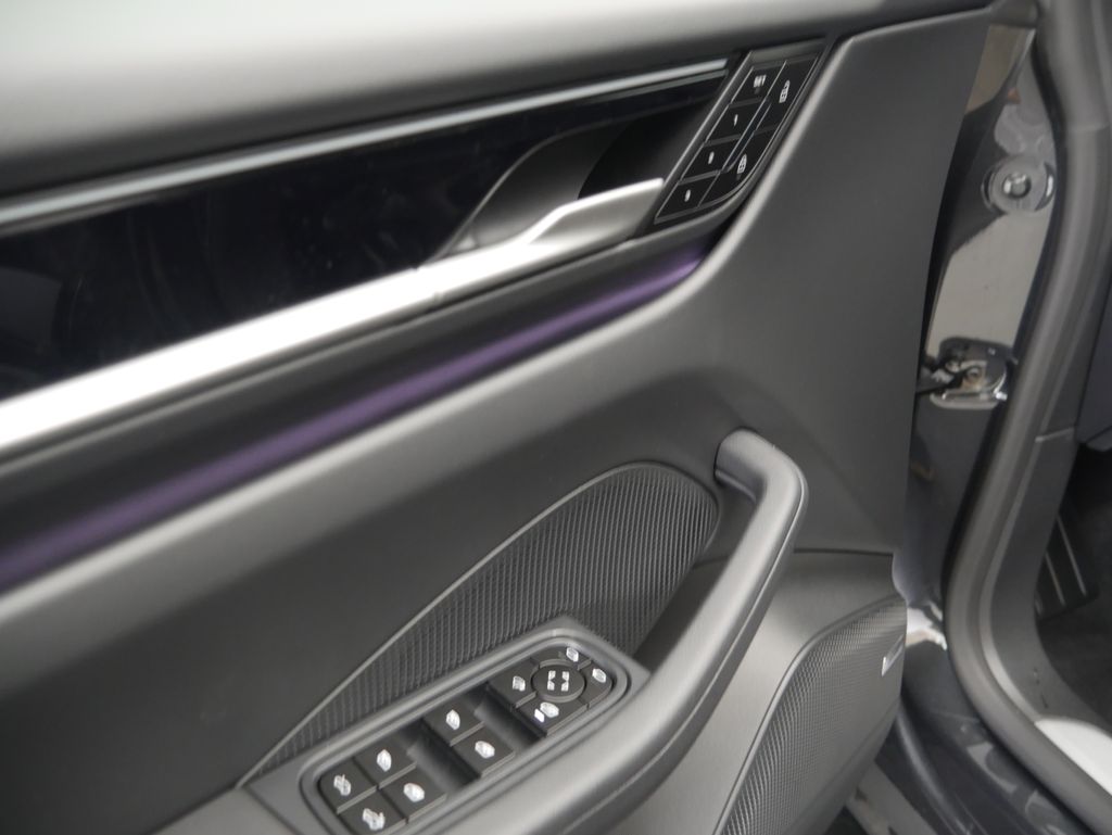 Thumbnail: 2026 Porsche Macan - 17