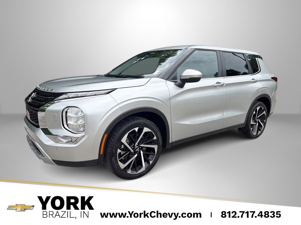 Silver 2024 Mitsubishi Outlander SUV / Crossover All-Wheel Drive Continuously Variable Transmission