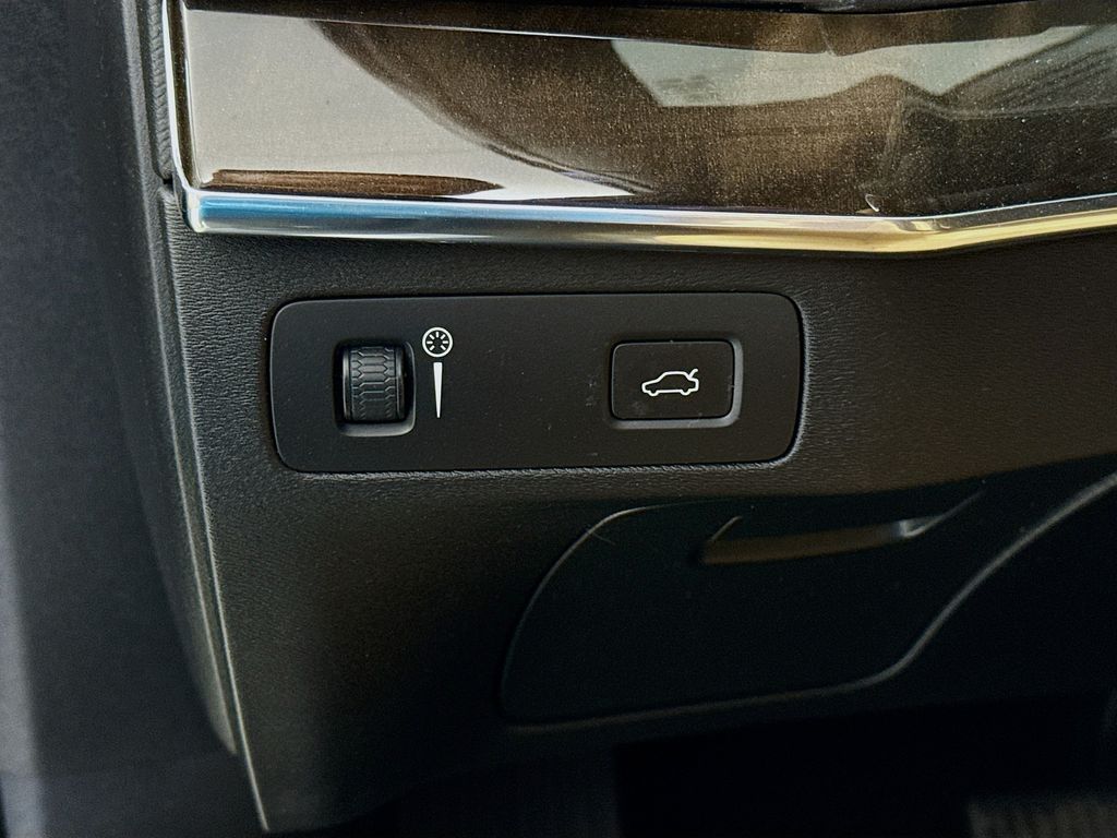 2017 Volvo XC90 T6 Momentum 10