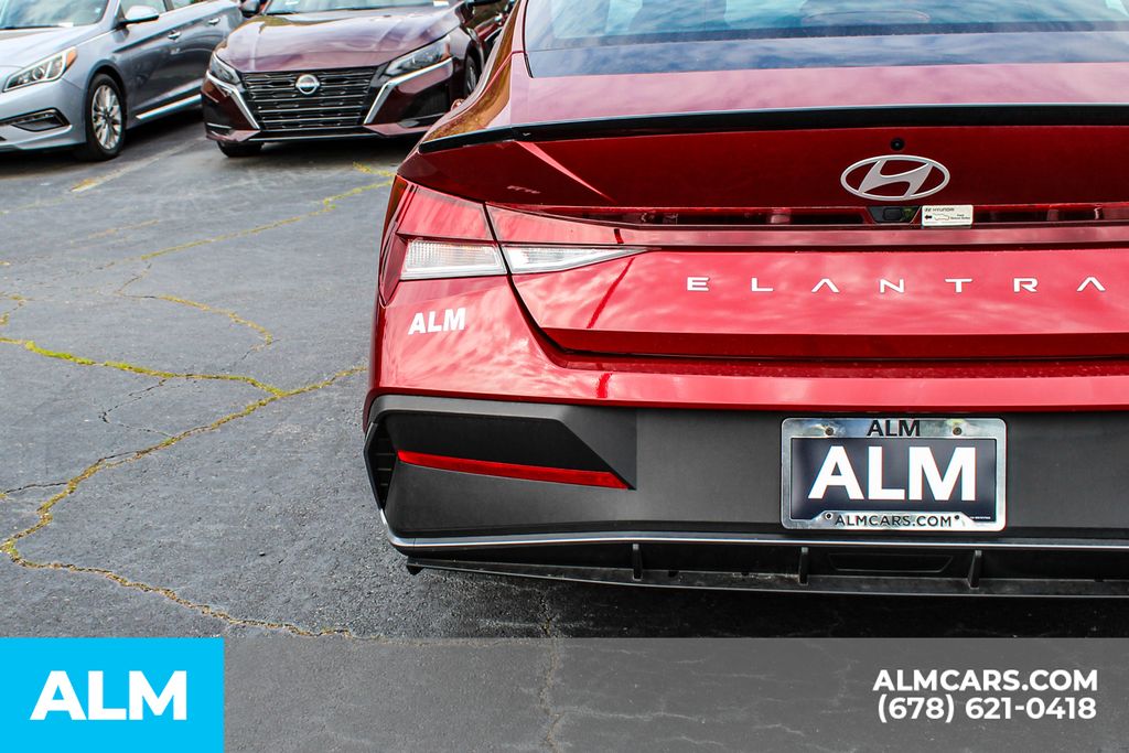Used 2025 Red Hyundai SEL Sport image 11