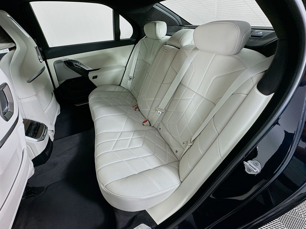 Thumbnail: 2026 BMW 7 Series - 17