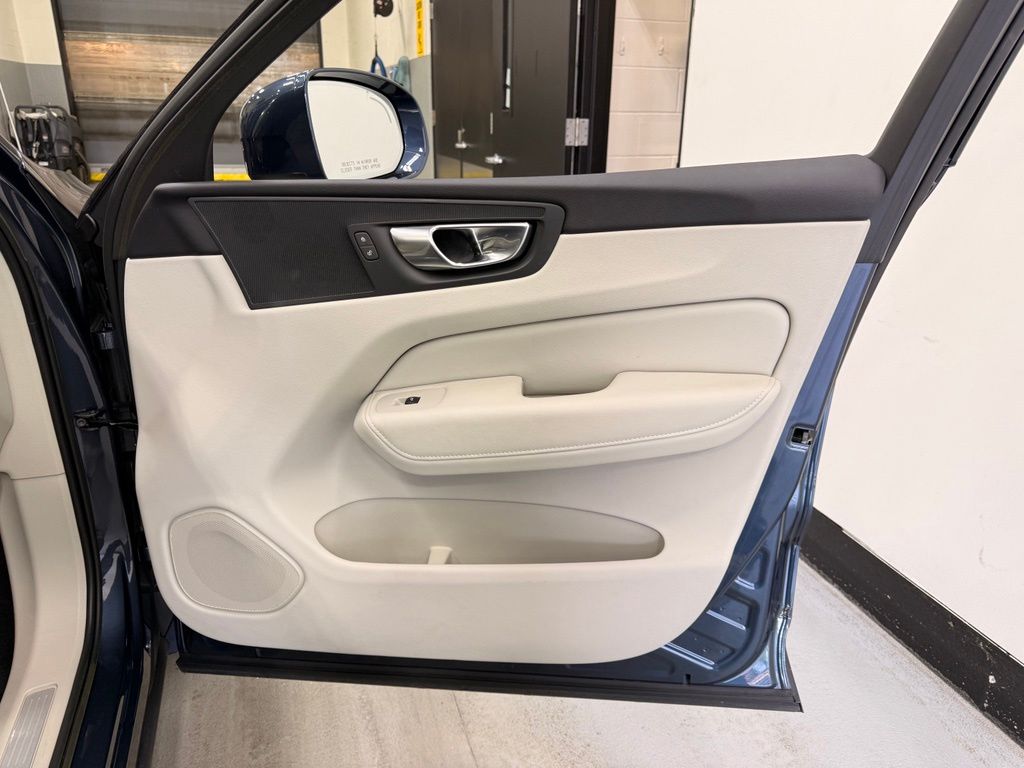 Thumbnail: 2023 Volvo XC60 - 26