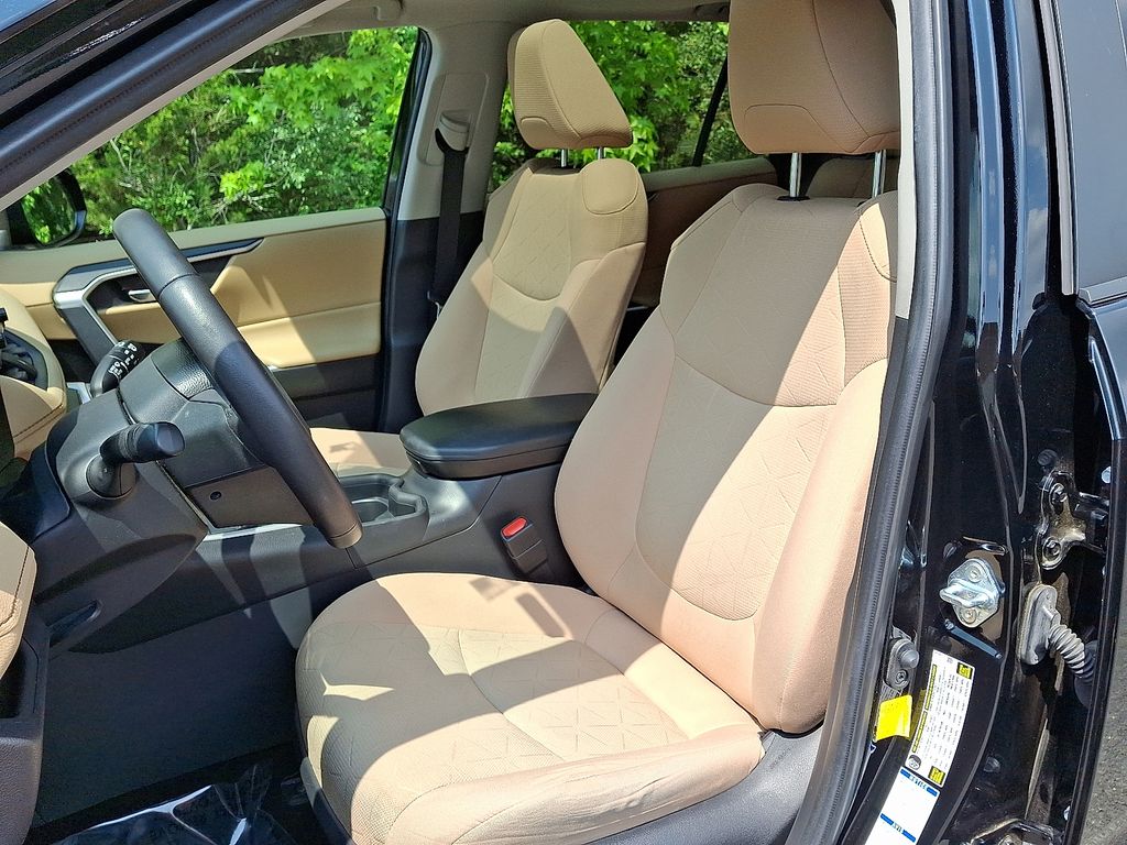 2021 Toyota RAV4 XLE 13