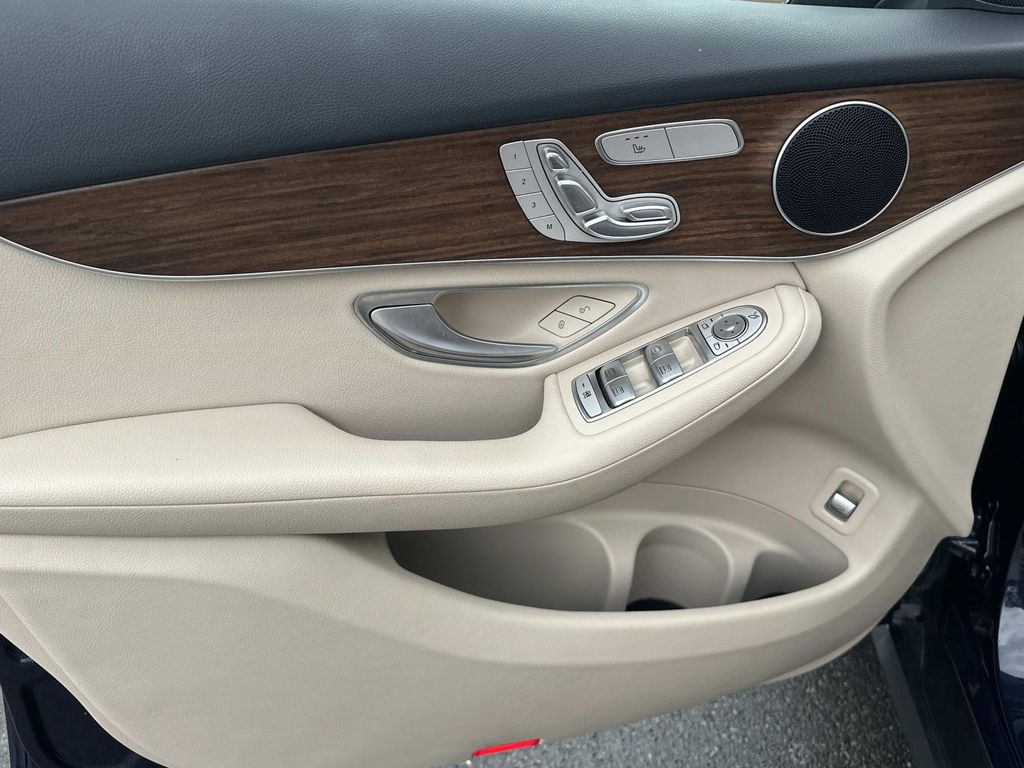 Thumbnail: 2022 Mercedes-Benz GLC - 30