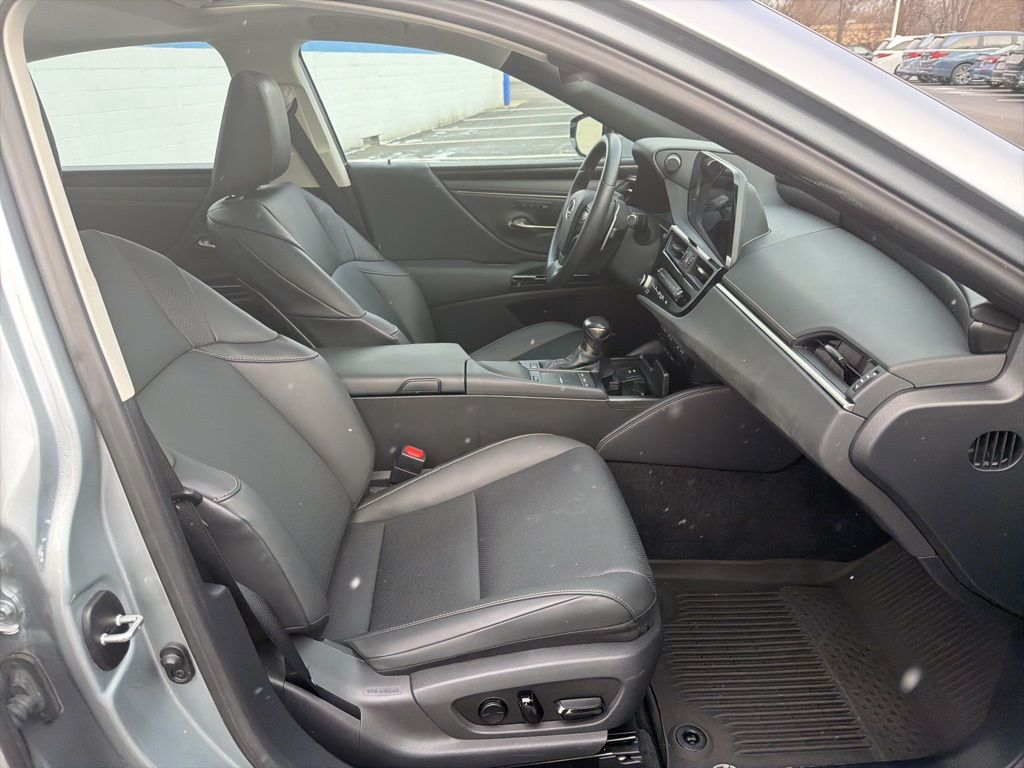 Thumbnail: 2022 Lexus ES - 25