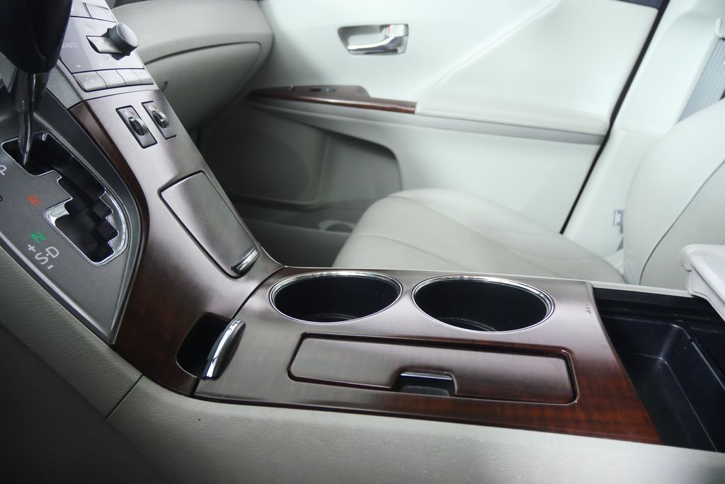 Thumbnail: 2010 Toyota Venza - 26