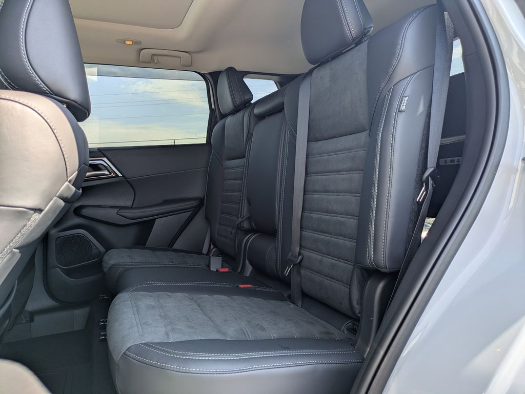 2025 Mitsubishi Outlander Plug-in Hybrid SE - Photo 14