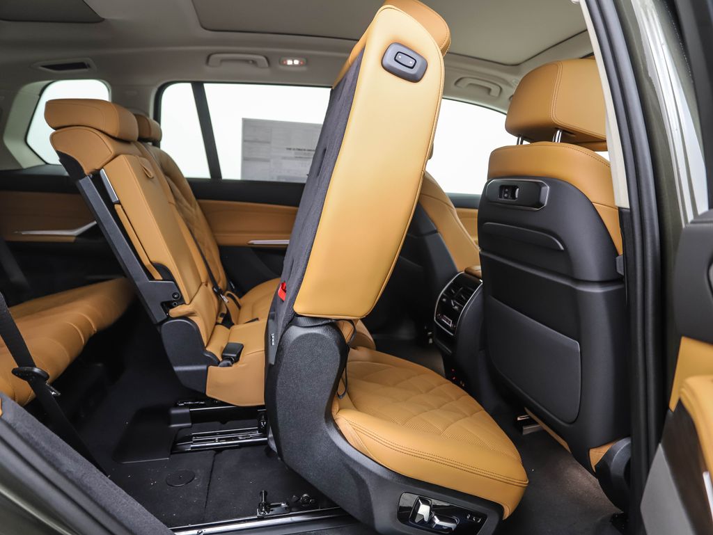Thumbnail: 2026 BMW X7 - 32