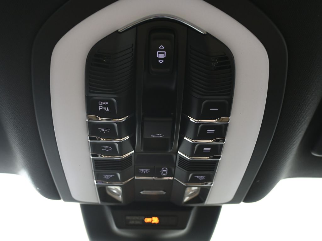 Thumbnail: 2026 Porsche Macan - 21