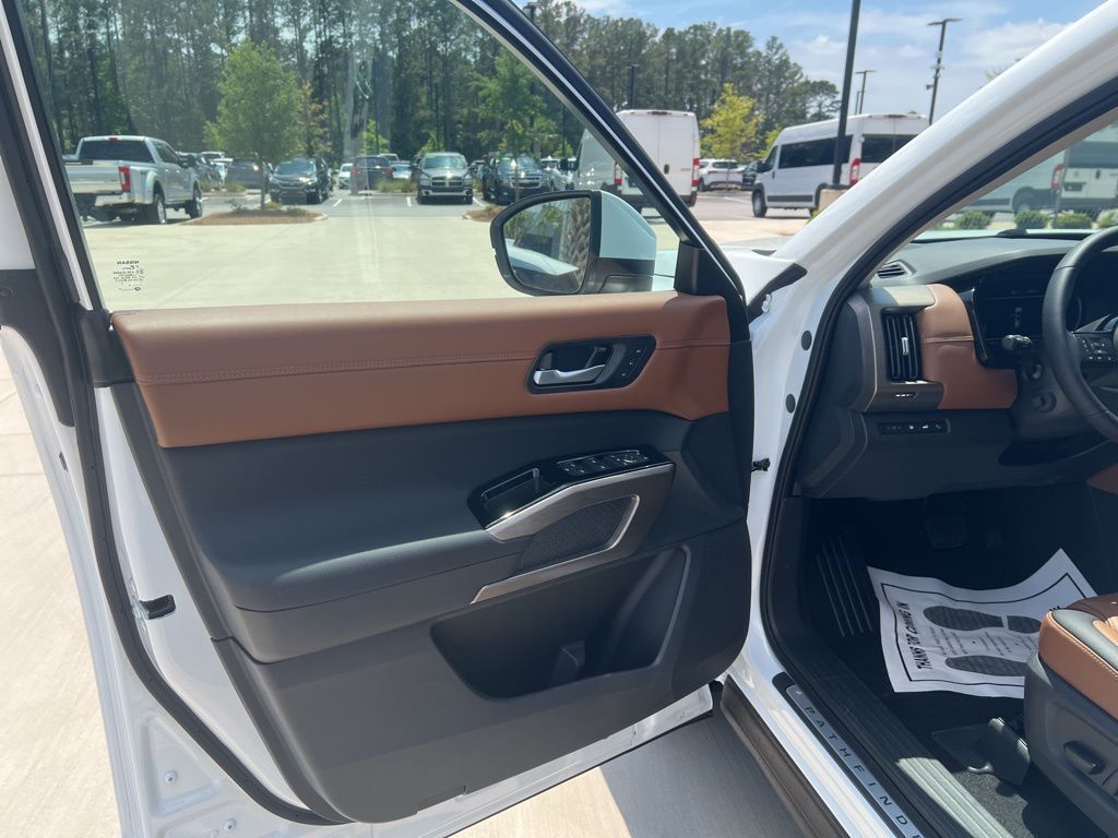 2025 Everest White Pearl Tricoat Nissan Pathfinder Platinum 4X4 SUV
