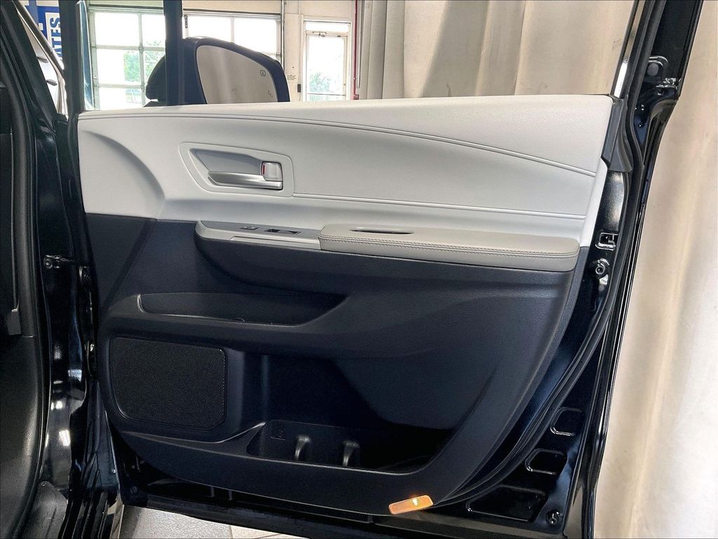 2025 Toyota Sienna — photo 12