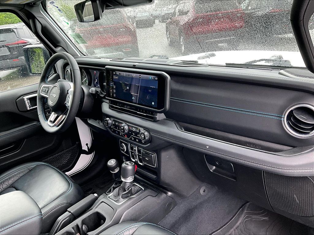 2024 Jeep Wrangler — photo 14
