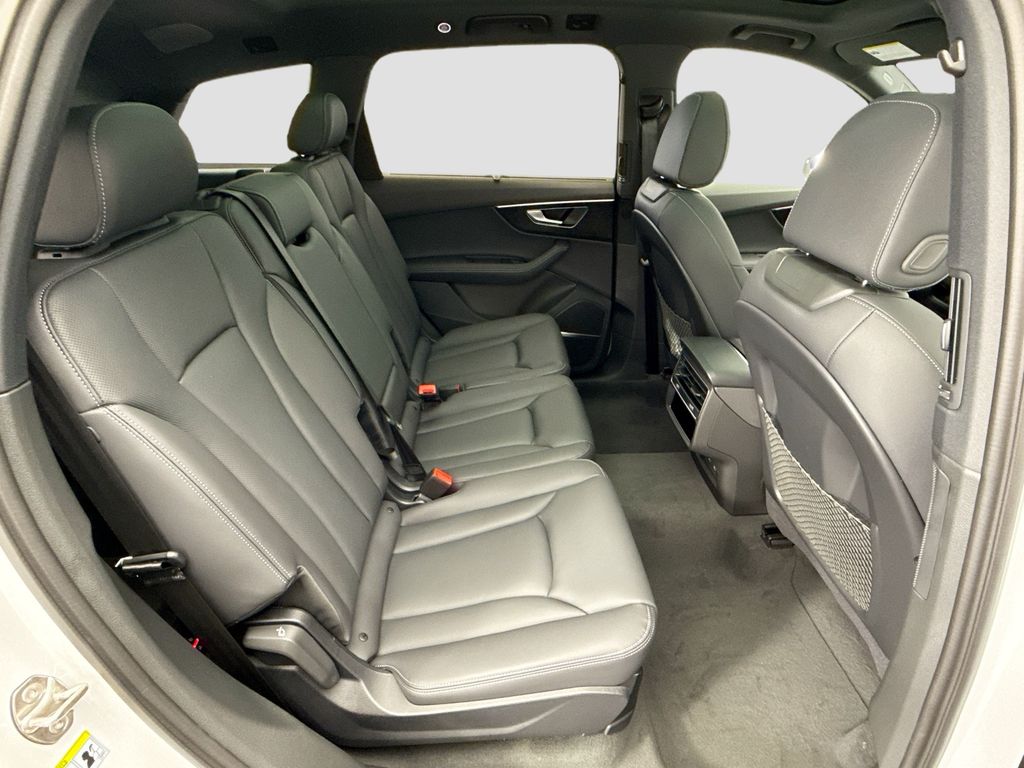 Thumbnail: 2026 Audi Q7 - 21