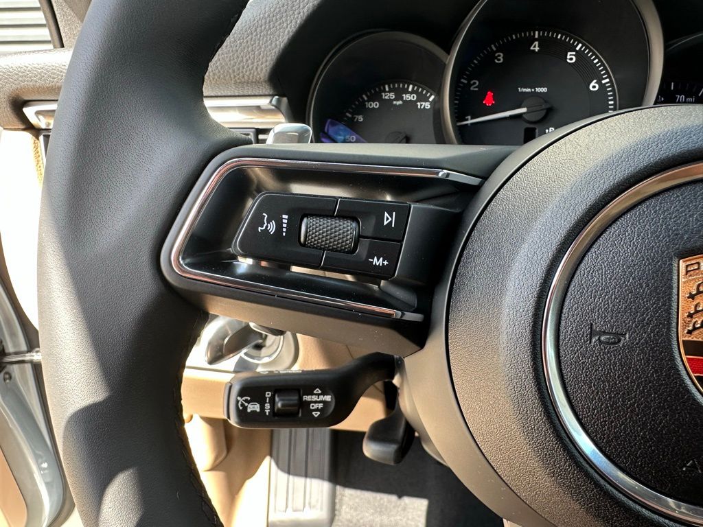 2025 Porsche Macan  18
