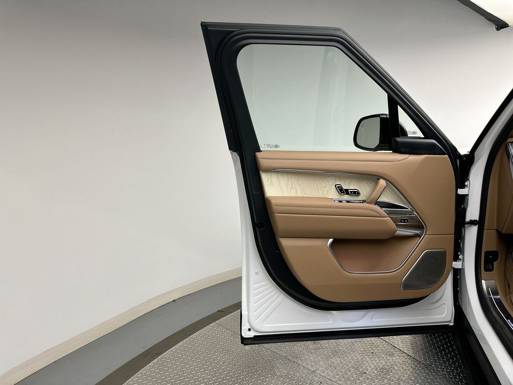 2025 Land Rover Range Rover SV 8
