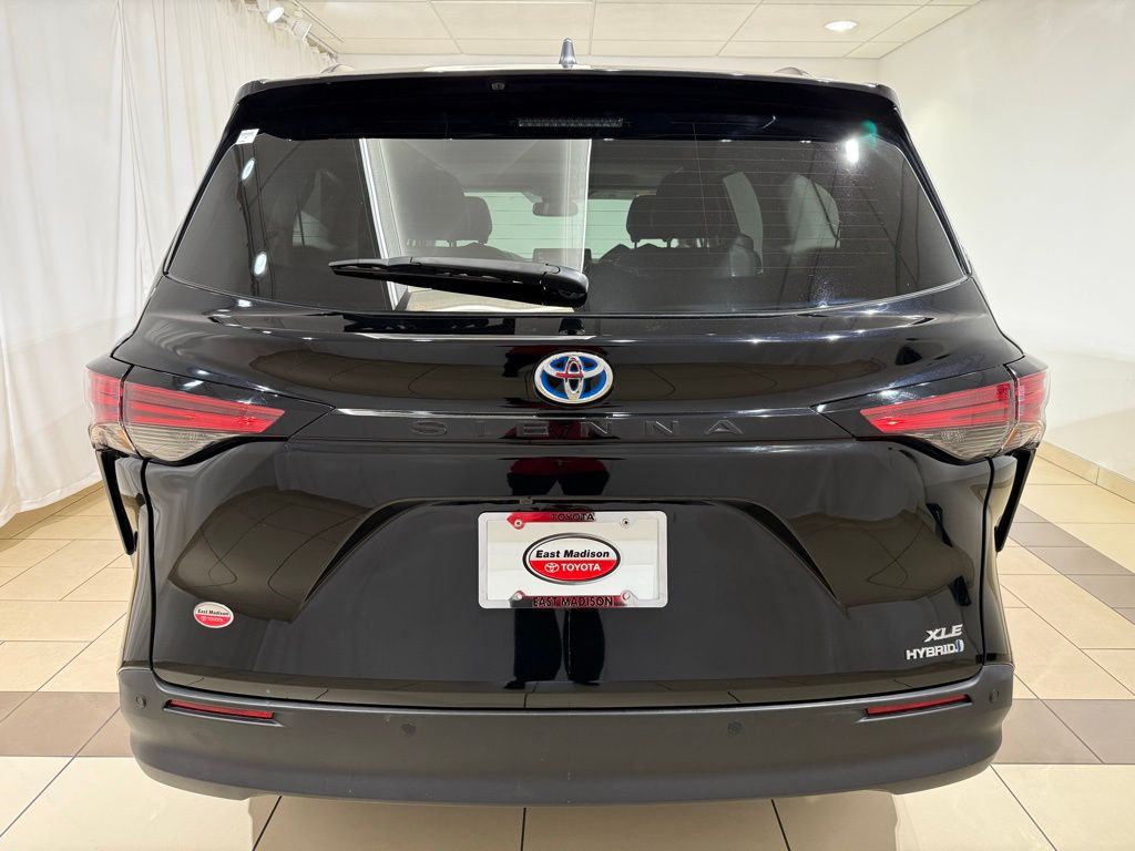 Thumbnail: 2022 Toyota Sienna - 4