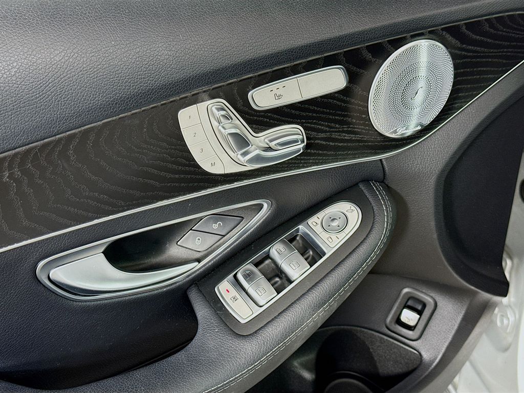 Thumbnail: 2016 Mercedes-Benz C-Class - 16