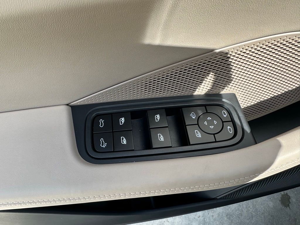 Thumbnail: 2025 Porsche Macan - 22