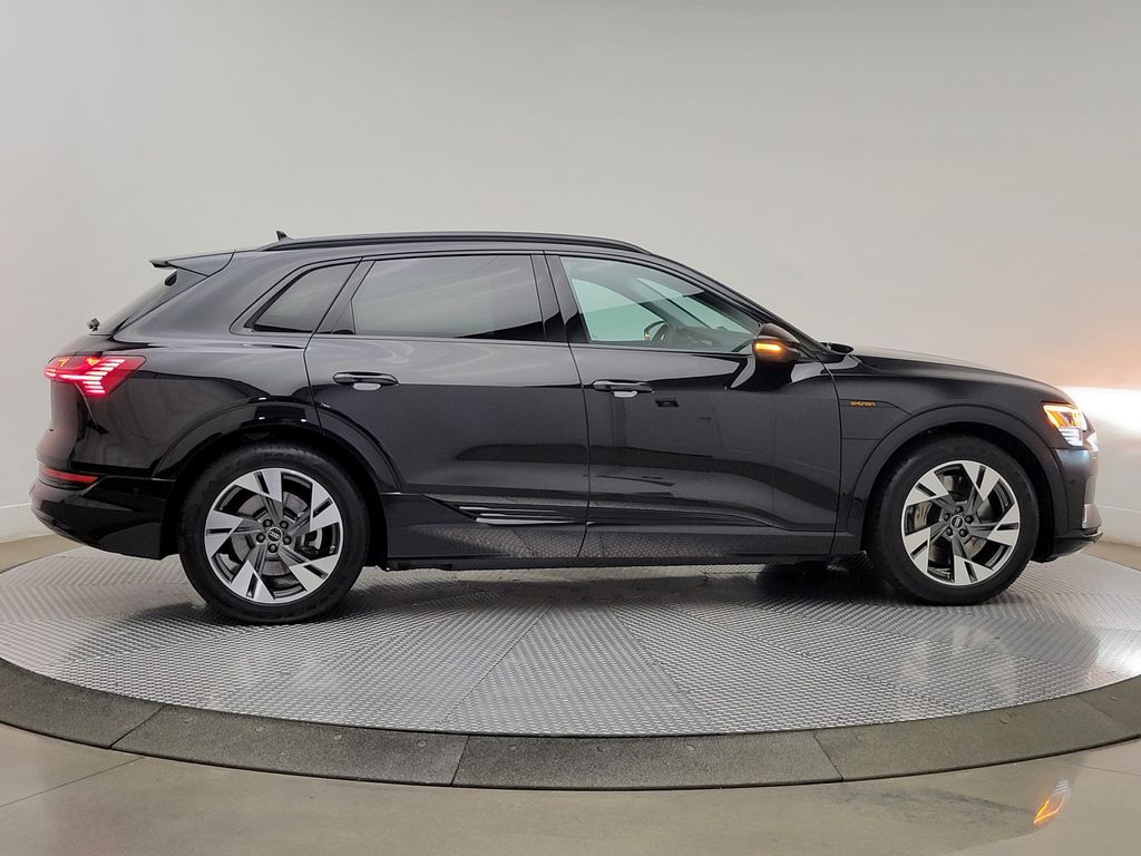 Thumbnail: 2023 Audi e-tron - 6