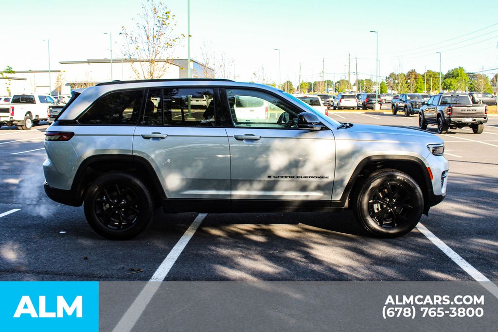 Used 2025 Silver Jeep Altitude image 9