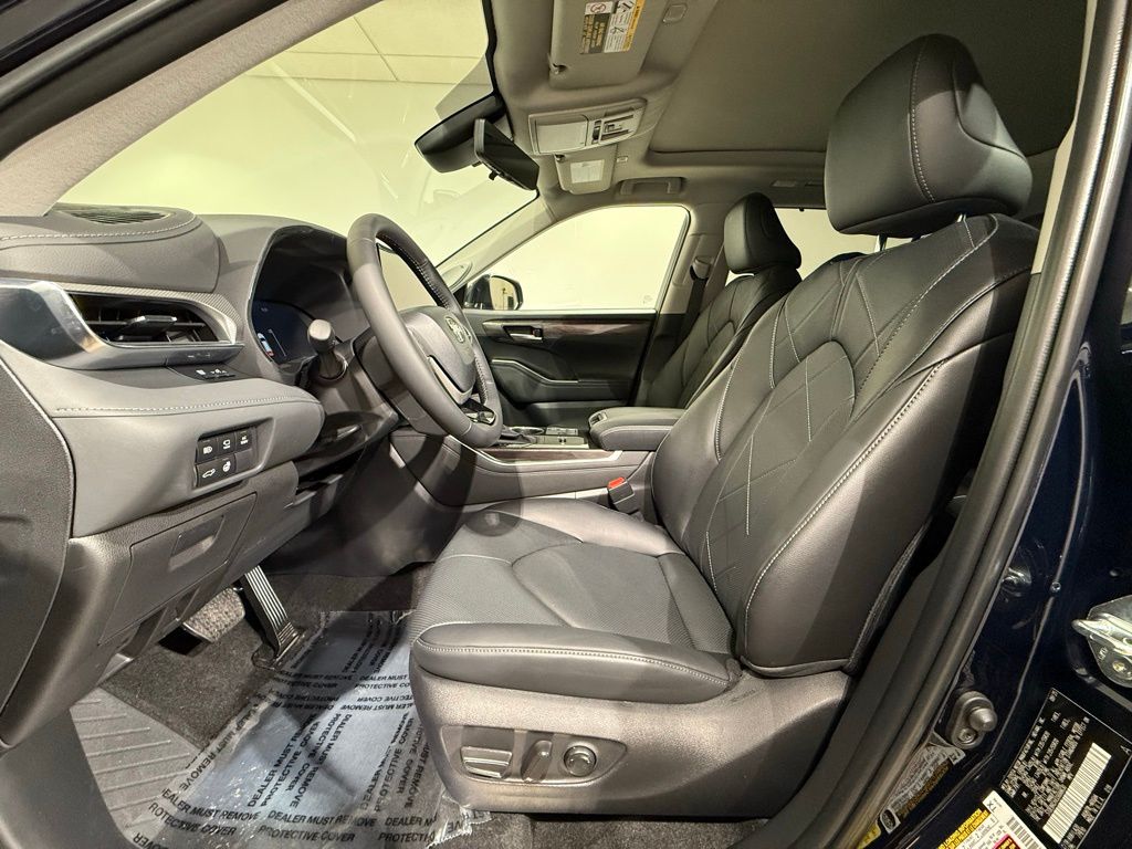 Thumbnail: 2025 Toyota Highlander - 13