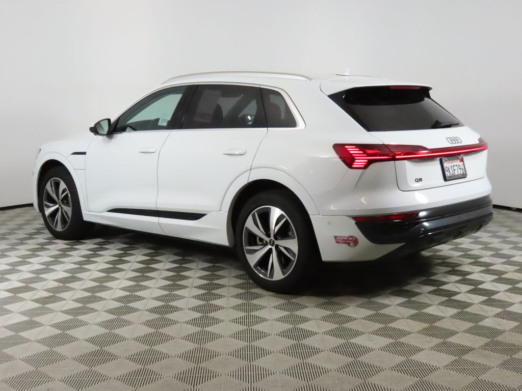 Thumbnail: 2024 Audi Q8 e-tron - 3