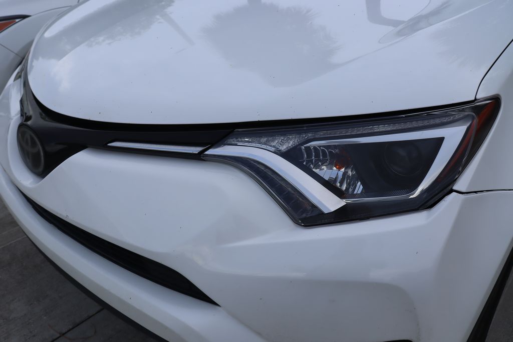 Thumbnail: 2018 Toyota RAV4 - 3