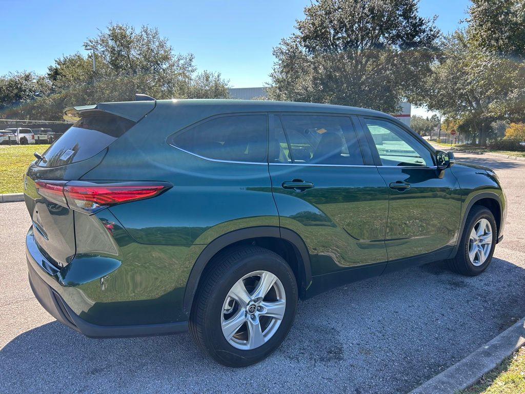Thumbnail: 2023 Toyota Highlander - 5