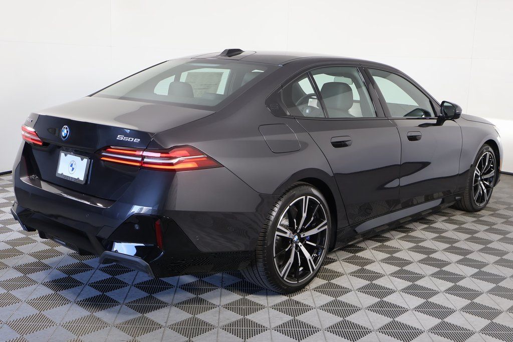 Thumbnail: 2026 BMW 5 Series - 2