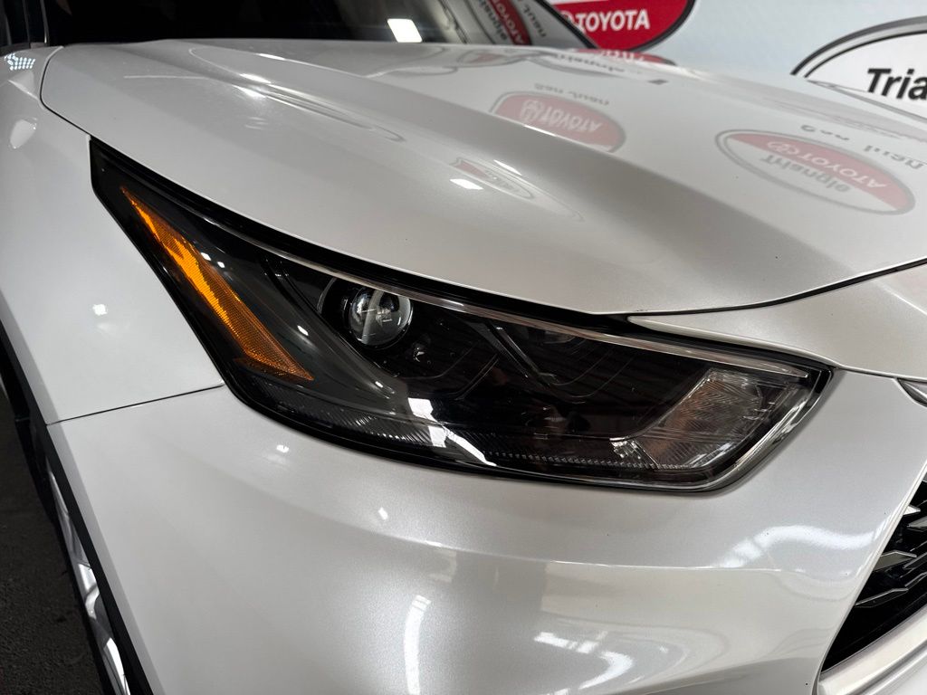 Thumbnail: 2022 Toyota Highlander - 9