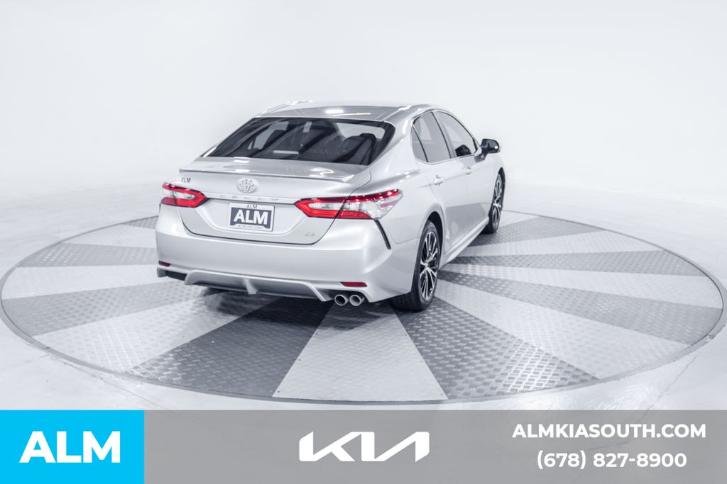2018 Toyota Camry LE photo 9