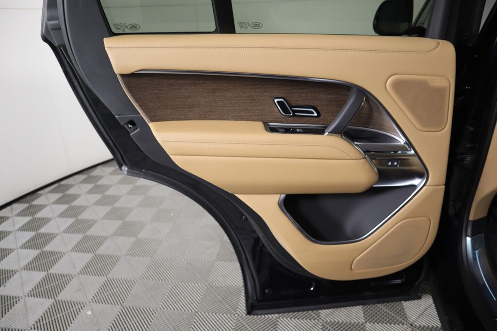 2025 Land Rover Range Rover SE 27