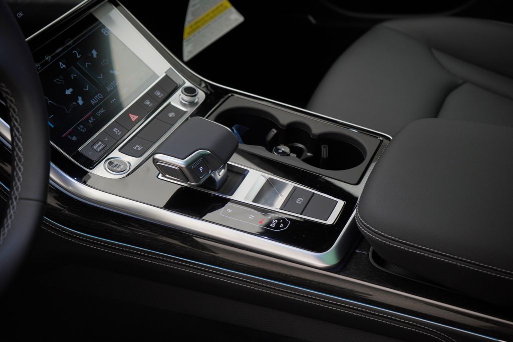 Thumbnail: 2025 Audi Q8 - 9