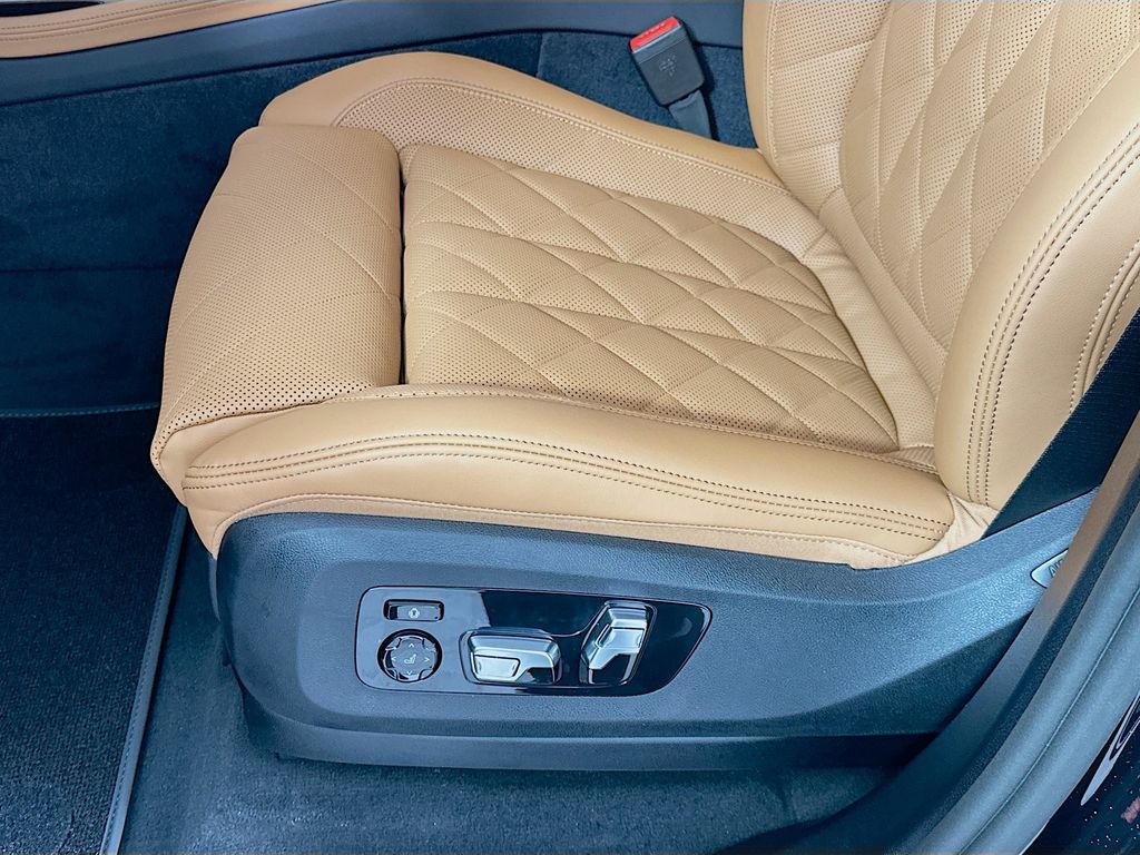 Thumbnail: 2026 BMW X7 - 21