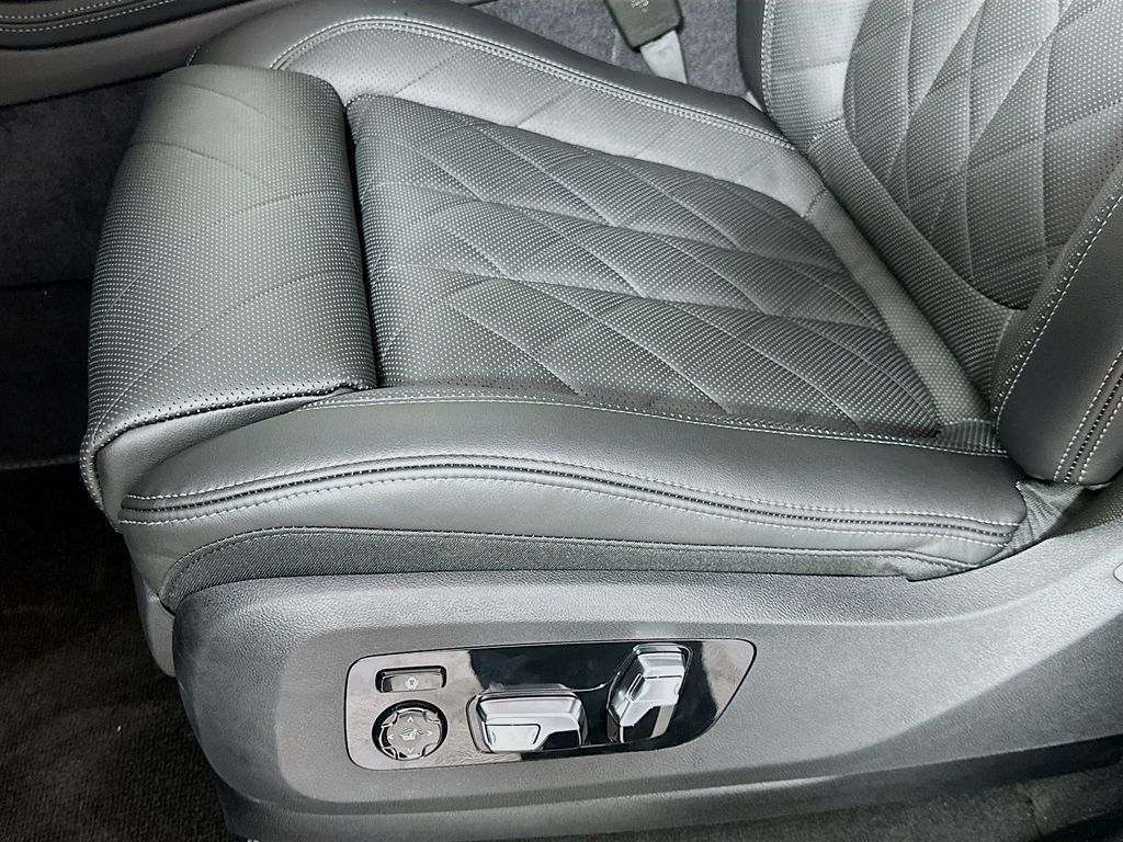 Thumbnail: 2026 BMW X7 - 21