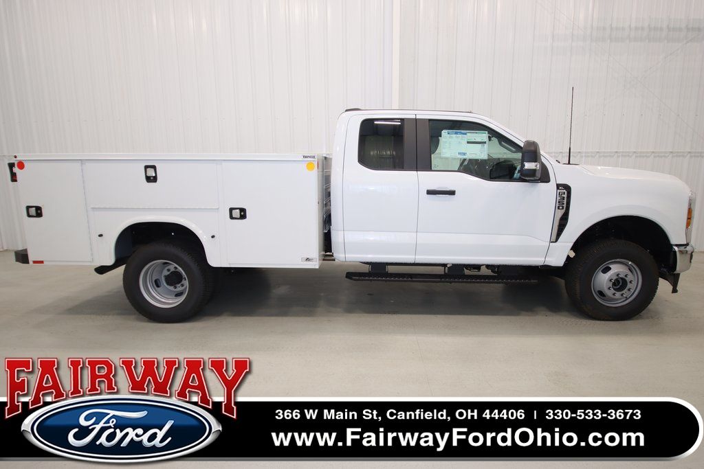 Oxford White 2025 Ford F-350 Super Duty Chassis XL SuperCab DRW 4WD Pickup Truck Four-Wheel Drive Automatic